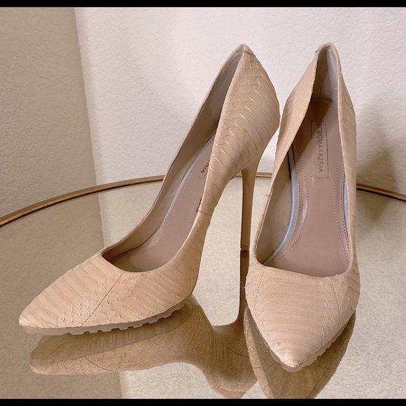 BCBGMaxAzria Shoes - NWOT BCBG MAXAZRIA Cream Embossed Pointed Toe Pumps with Rubber Sole Size 10